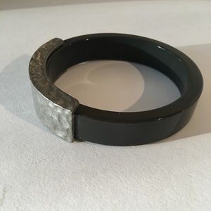 Bakelite bracelet with hammered metal